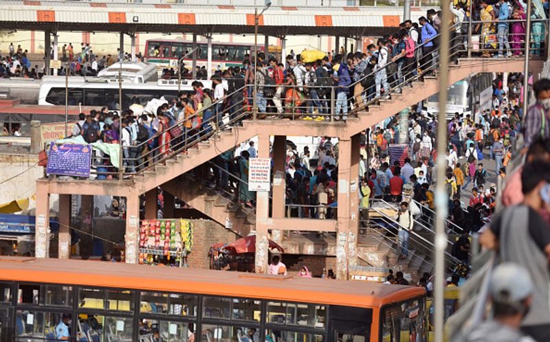 തൊഴിലാളികളുടെ ഈ അസംഘടിതാവസ്ഥയെ, ഇത്തരമൊരവസ്ഥയില് പരമാവധി ചൂഷണം ചെയ്യാനുള്ള കമ്പനികളുടെ ശ്രമത്തെ പരാജയപ്പെടുത്തണമെന്നും അടിസ്ഥാന തൊഴിലാളികളുടെ ശമ്പളം, ആരോഗ്യം, താമസം, ഭക്ഷണം എന്നിവ സര്ക്കാര് ഉറപ്പുവരുത്തണമെന്ന ആവശ്യവും ഉയര്ന്നു.