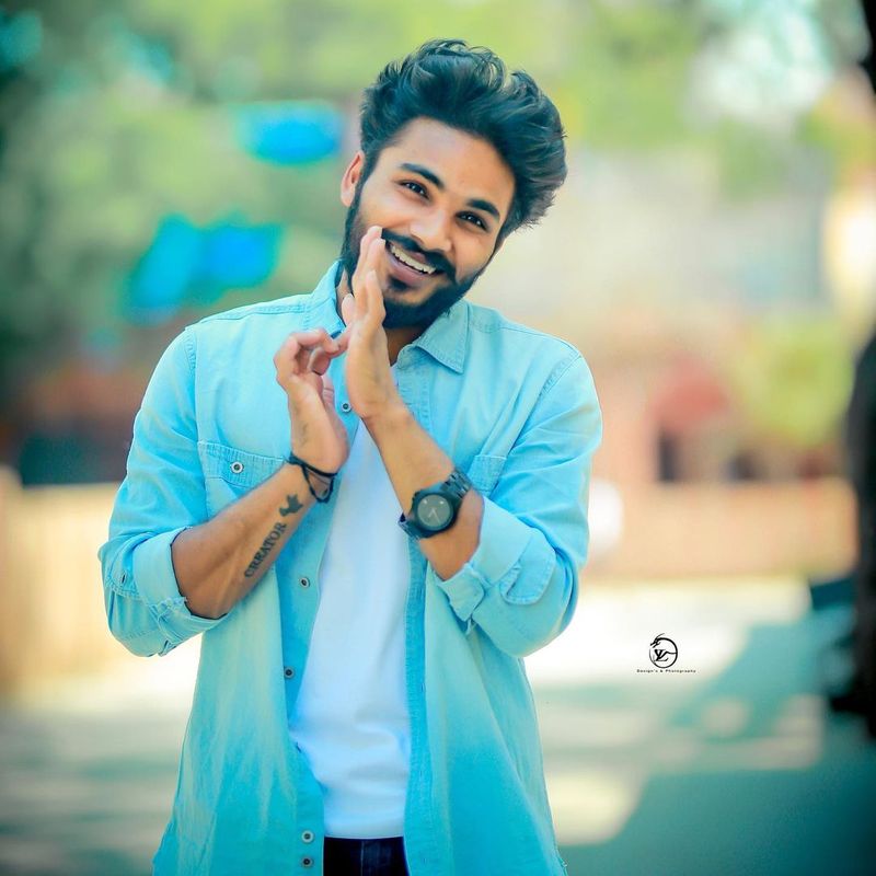 రణం... 94రోజులు, నాకు ఎటువంటి సపోర్ట్ లేదు, మీ సపోర్ట్ కావాలి.. అంటూ ఇంస్టాగ్రామ్ పోస్ట్ చేశాడు. అలాగే తన లేటెస్ట్ ఫోటో పంచుకున్నాడు.