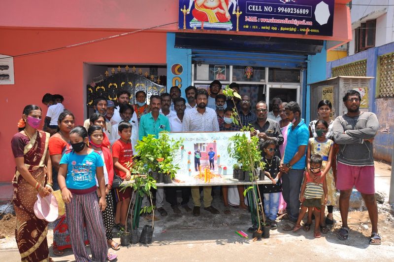<p>பிக்பாஸ் முதல் சீசன் நிகழ்ச்சியில் கலந்து கொண்டு, சுவர் ஏறி குதித்து வெளியேறி வீட்டிற்கு செல்லும் அளவிற்கு மனஉளைச்சலுக்கு ஆளானவர் பரணி. 'நாடோடிகள்' படம் மூலம் பிரபலமான இவருக்கு, பிக்பாஸ் நிகழ்ச்சி மிகப்பெரிய திருப்புமுனையாக அமைந்து, வெற்றி பெரும் வாய்ப்பு இருந்தும், ஒரு சில காரணங்களால் வெளியேறினார்.</p>