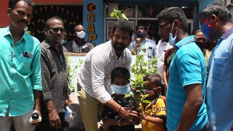<p>பிக்பாஸ் நிகழ்ச்சியை விட்டு வெளியேறிய பின்னர், இவருக்கு பல்வேறு படங்களில் நடிக்க வாய்ப்பு கிடைத்தாலும், கதைக்கும் கதாபாத்திரத்துக்கும் முக்கியத்துவம் உள்ள, படங்களை மட்டுமே தேர்வு செய்து நடித்து வருகிறார்.</p>