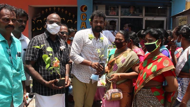 <p>மேலும், பல்வேறு சமூக அக்கறை கொண்ட விஷயங்களையும் செய்து வருகிறார்.</p>