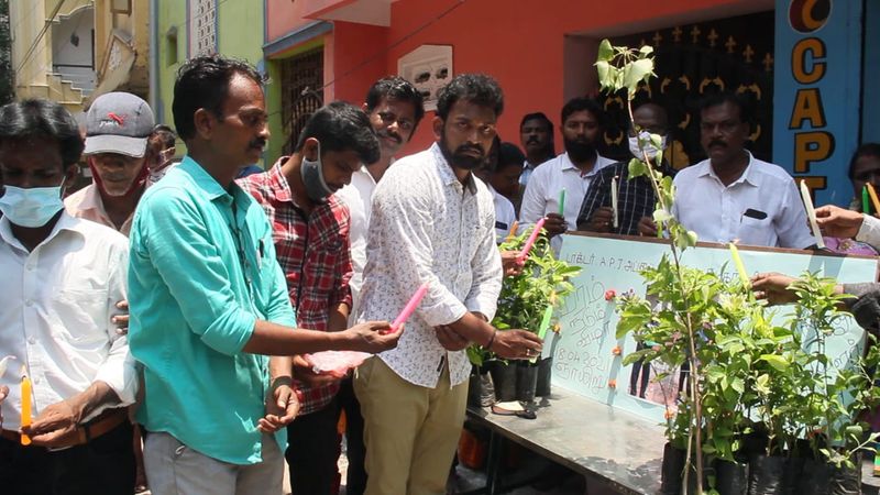 <p>அந்த வகையில், கடந்த வாரம் மாரடைப்பு காரணமாக உயிரிழந்த நடிகரும், இயற்க்கை ஆர்வலருமான விவேக்கிற்கு பிக்பாஸ் பரணி அஞ்சலி செலுத்தியுள்ளார்.</p>