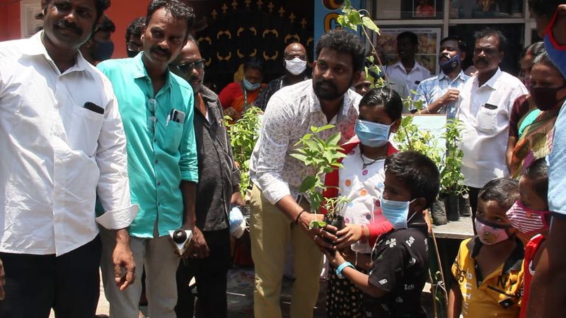 <p>அப்துல் கலாமுடன் விவேக் இருக்கும் புகைப்படத்திற்கு மாலை அணிவித்து, மரியாதை செலுத்தி... மெழுகு வத்தி ஏற்றி சில நிமிடங்கள் அஞ்சலி செலுத்தியுள்ளார்.</p>