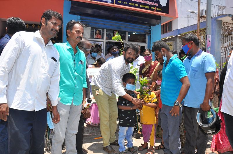 <p>பின்னர், பொதுமக்கள் அனைவருக்கும்... மரக்கன்றுகளை, கொரோனாவில் இருந்து தங்களை பாதுகாத்து கொள்வதை தெரிவிக்கும் விதமாக, முகக்கவசங்களும் வழங்கப்பட்டுள்ளது.</p>