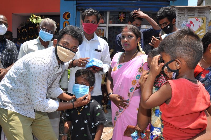 <p>இதுகுறித்த புகைப்படங்கள் தற்போது வெளியாக, பலர் 'பிக்பாஸ்' பேரணிக்கு தங்களுடைய வாழ்த்துக்களை தெரிவித்து வருகிறார்கள்.</p>