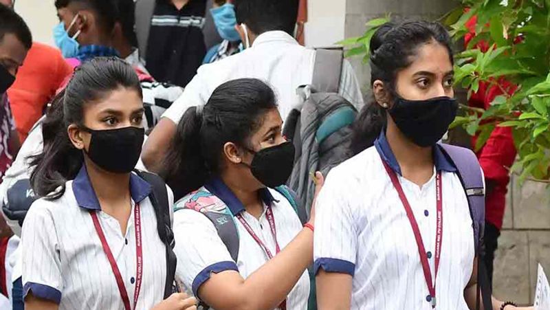 केरल
केरल के राज्यपाल आरिफ मोहम्मद खान के निर्देश के बाद राज्य के विश्वविद्यालयों में शुरू होने वाली सभी परीक्षाओं को स्थगित कर दिया गया है। इसके साथ ही राज्य में कोचिंग सेंटर और हॉस्टल बंद करने के आदेश दिए गए हैं। 