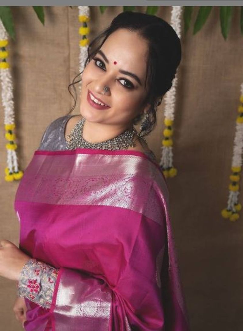 <p>புன்னகை பூவே... </p>