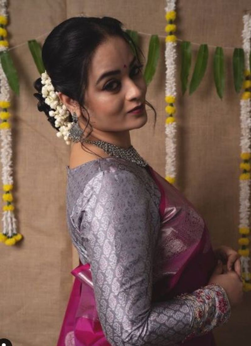 <p>சைடு போஸில் செம்ம அழகு </p>