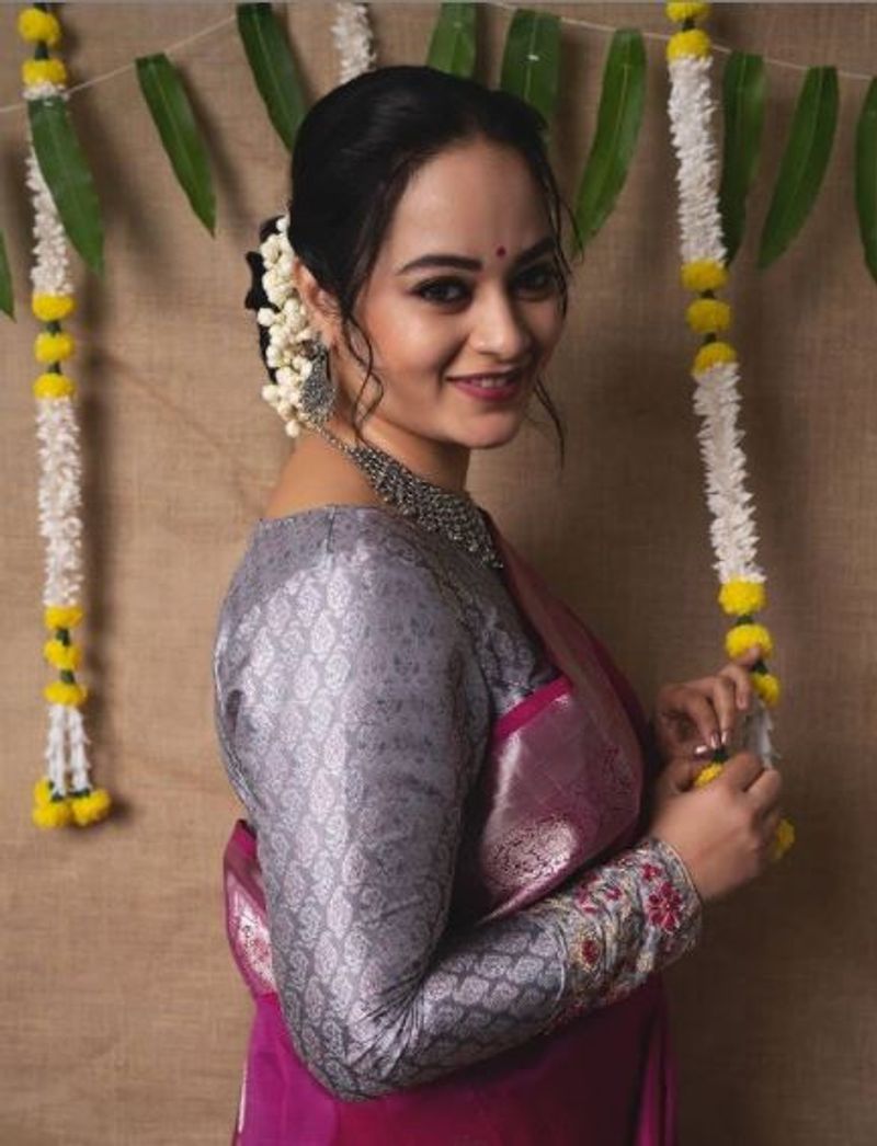 <p>உடைக்கு ஏற்ற மேக்அப் </p>