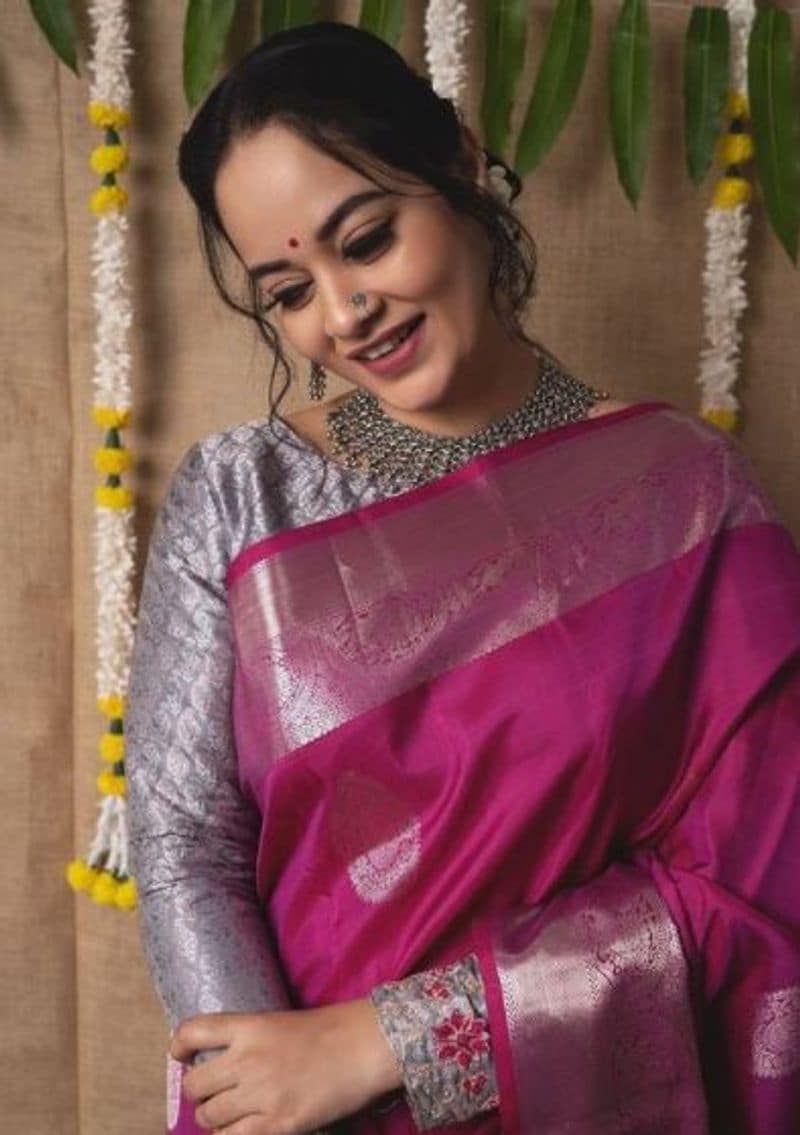 <p>வெக்கத்தில் செரி பழம் போல் சிவந்துடுச்சே முகம் </p>