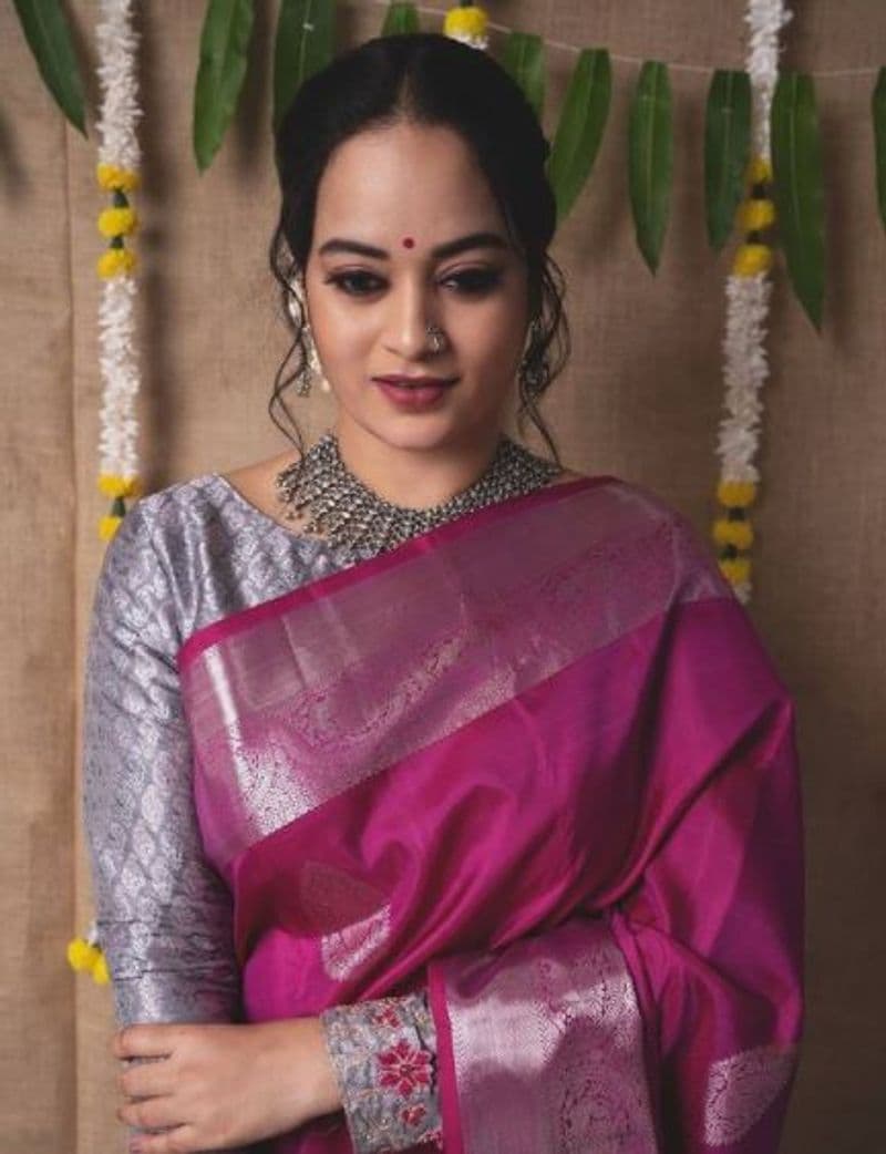 <p>சிலை போல் நின்று போஸ் கொடுக்கும் சுஜா வருணி </p>