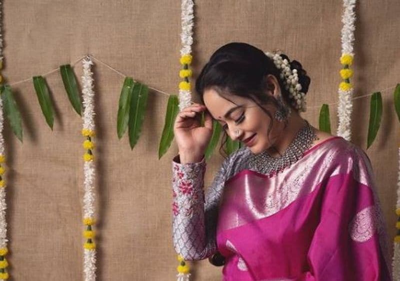 <p>வீட்டுல விசேஷமா..? தோரணங்களுக்கு மத்தியில் நின்று போஸ் கொடுக்கும் சுஜா </p>
