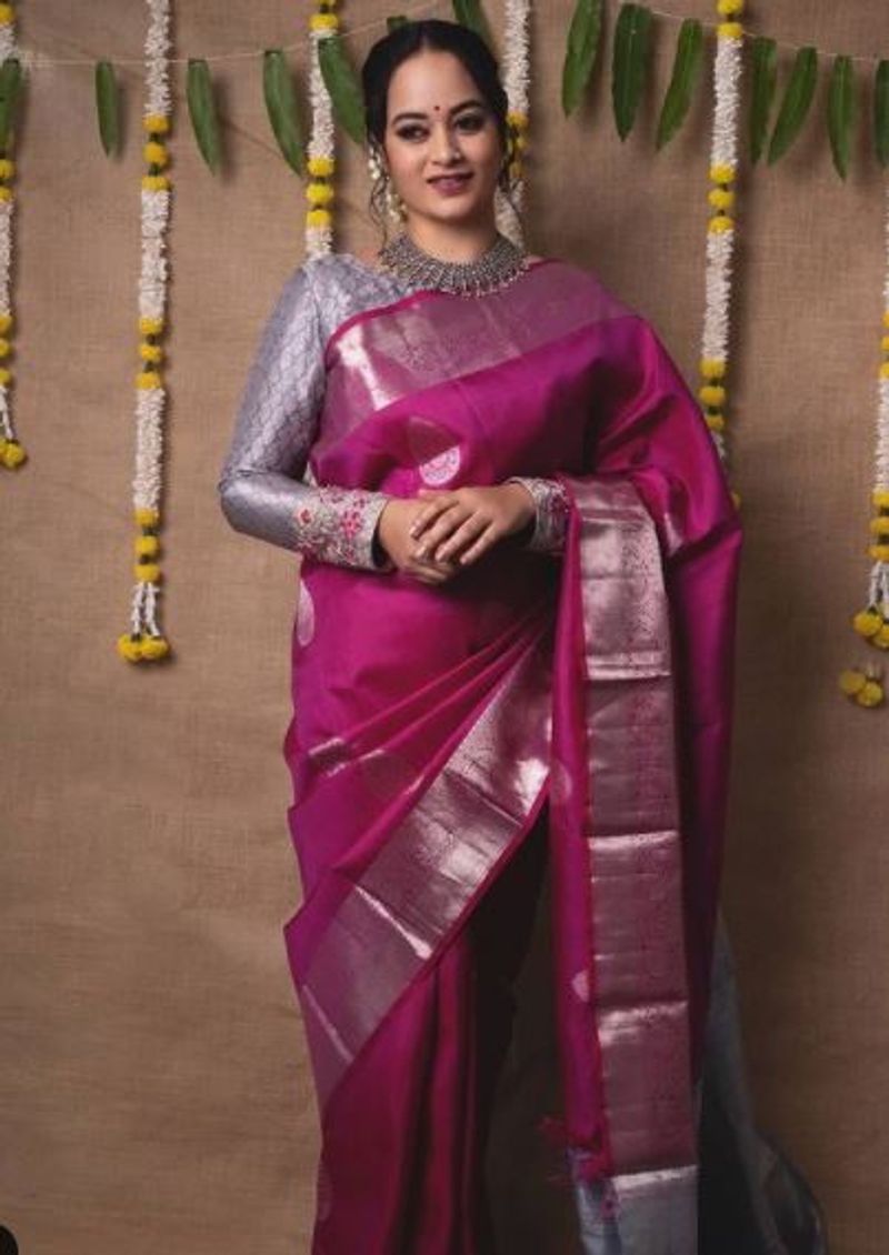 <p>கியூட் போஸ் </p>