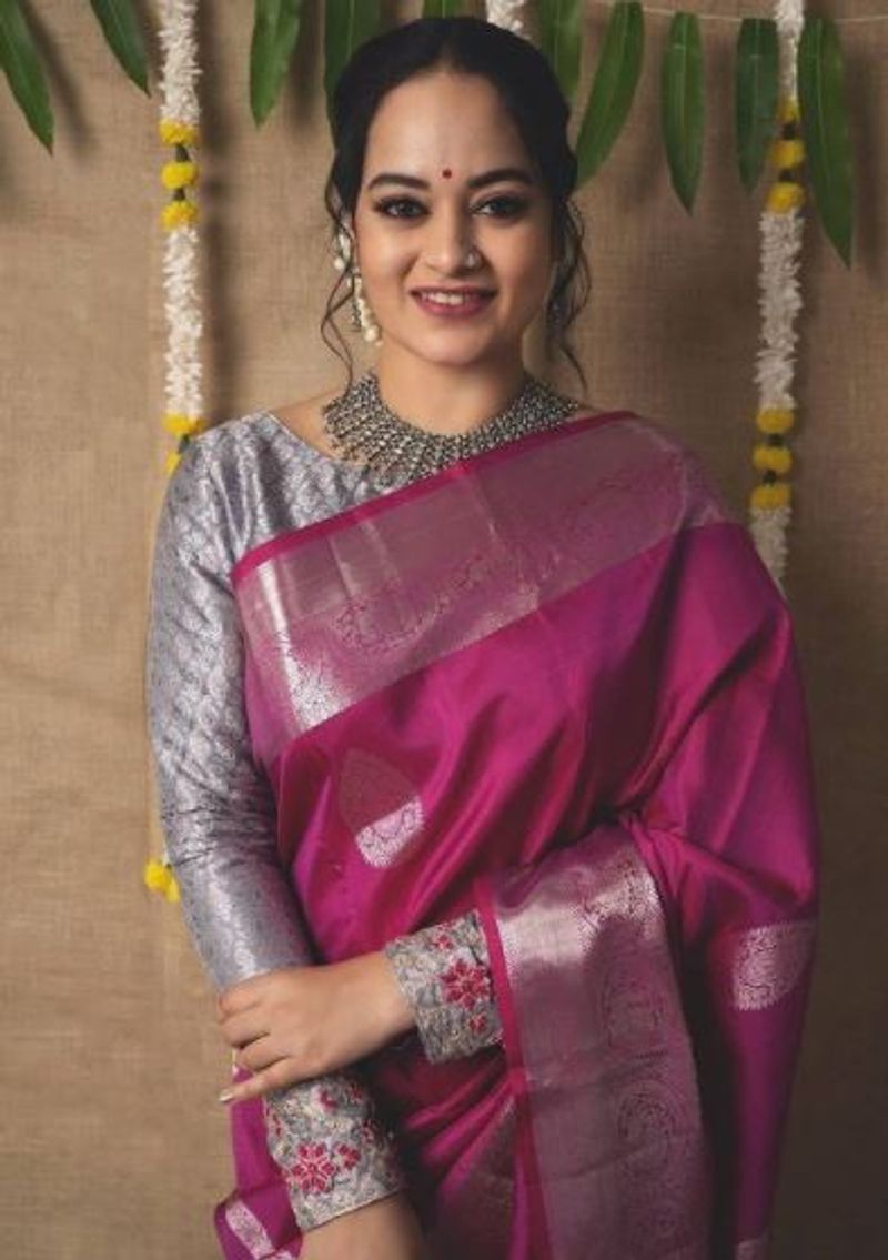<p>எவ்வளவு நகை போட்டிருந்தாலும்... புன்னகை தான் அழகு </p>