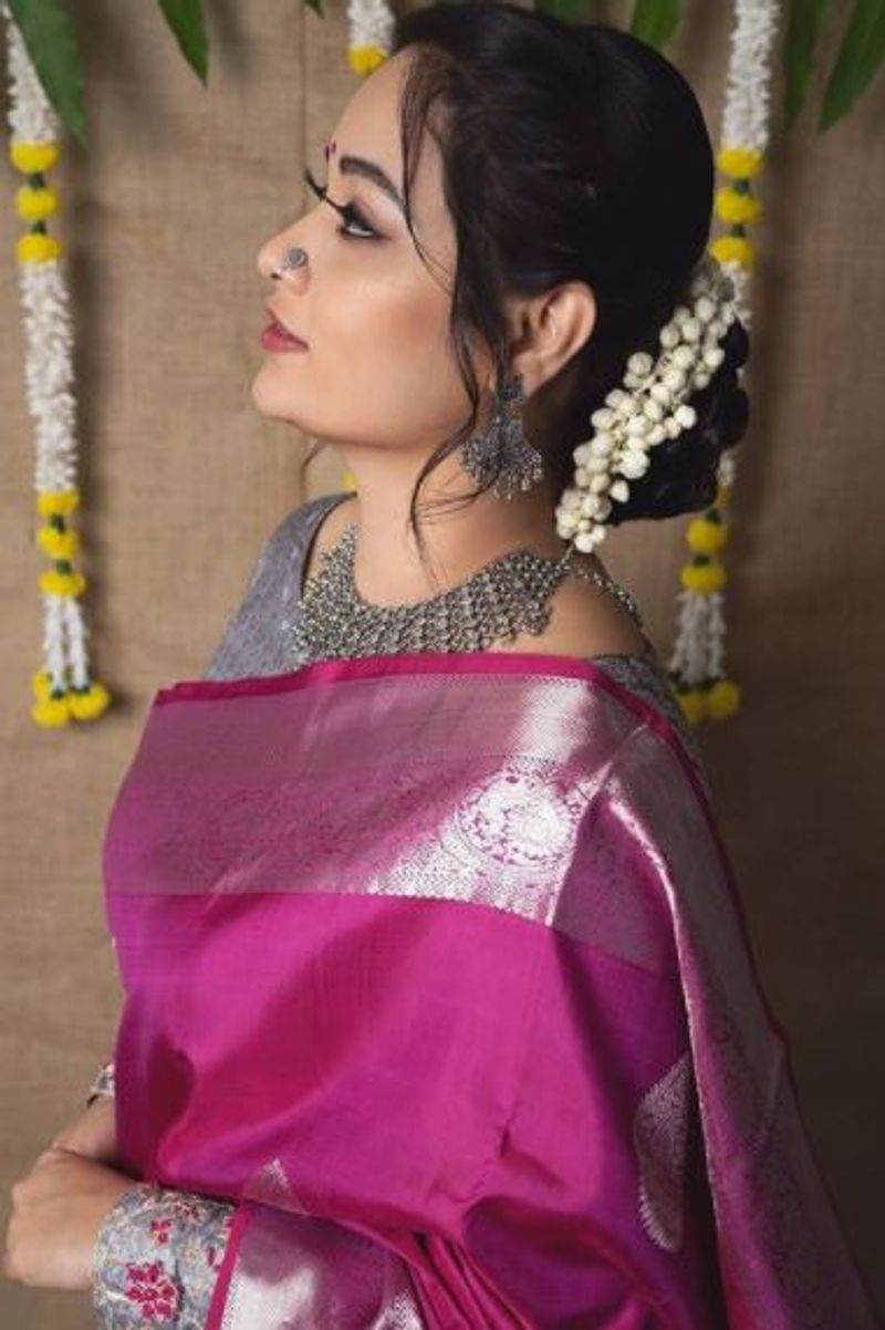 <p>கொண்டையில் மனக்கு மல்லிப்பூ...</p>