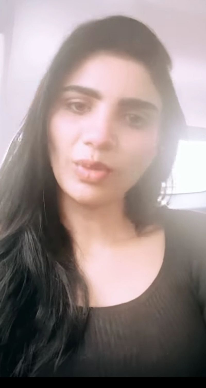 రోజుల వ్యవధిలో పదుల సంఖ్యలో టాలీవుడ్ సెలెబ్రిటీలు కరోనా రోగులుగా మారారు. తాజాగా బుల్లితెర నటి, జబర్దస్త్ లేడీ కమెడియన్ వర్ష, తనకు కరోనా సోకినట్లు తెలియజేసింది. ఈ విషయాన్ని తెలియజేస్తూ ఆమె ఓ వీడియో సందేశం విడుదల చేశారు.