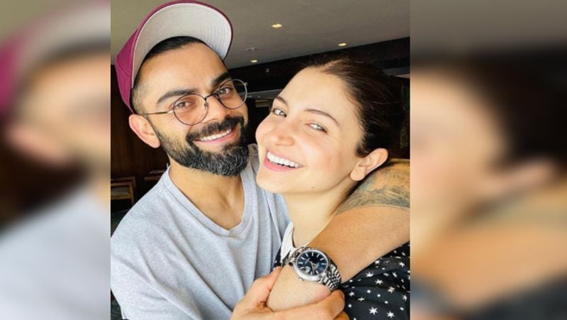 <p>विराट कोहली ने मंगलावर को सोशल मीडिया पर एक तस्वीर पोस्ट की, जिसमें वह अपनी वाइफ का हग करते हुए दिख रहे हैं। फोटो में अनुष्का और विराट कैमरे में देख कर स्माइल कर रहे हैं।</p>