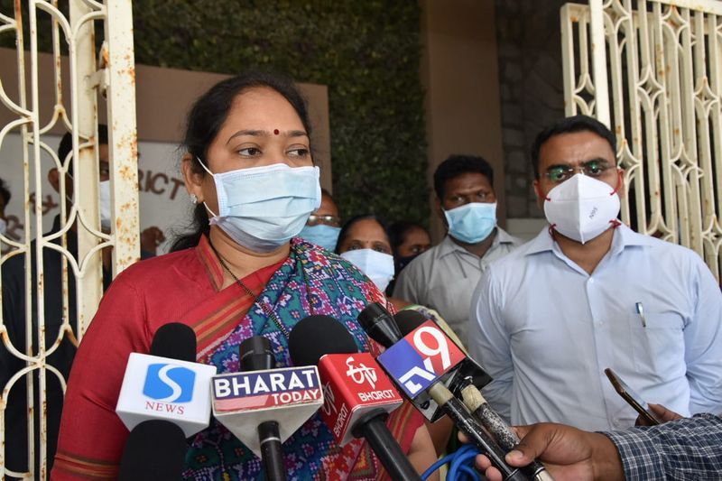 ఈ సందర్భంగా హోంమంత్రి మాట్లాడుతూ... వైఎస్సార్ వడ్డీ లేని రుణాల పథకానికి ముఖ్యమంత్రి జగన్ మోహన్ రెడ్డి నిధులు విడుదల చేసారన్నారు. దాదాపు 6 లక్షల 28 వేల మంది రైతులు ఈ పథకం ద్వారా లబ్ధి పొందుతున్నారని తెలిపారు.