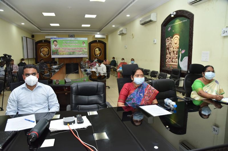 రబీ సీజన్ లో లక్ష లోపు పంటరుణాలు తీసుకొని ఏడాది లోపు చెల్లించిన రైతులకు ఈ పథకం కింద నగదు జమ అవుతుందన్నారు. వైఎస్సార్ సున్నా వడ్డీ కింద దాదాపు 128 కోట్ల రూపాయలు జమ కానున్నాయని హోంమంత్రి సుచరిత పేర్కొన్నారు. రైతు బాగుంటేనే రాష్ట్రం బాగుపడుతుందని సీఎం చెప్పడమే కాదు చేసి చూపిస్తున్నారన్నారు.