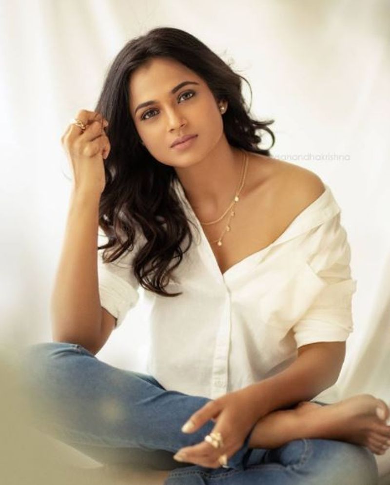 <h2> </h2>
<p>பிக்பாஸ் நிகழ்ச்சிக்கு பின், அடுத்த கட்டத்தை நோக்கி நகர்ந்து கொண்டிருக்கும் ரம்யா பாண்டியனுக்கு, பல படங்களின் வாய்ப்புகள் தேடி வர துவங்கியுள்ளது. பிக்பாஸ் வீட்டை விட்டு வெளியில் வந்த ஒரு வாரத்திலேயே... நடிகர் சூர்யா தயாரிக்கும் படத்தில் இரண்டு நாயகிகளில் ஒருவராக நடிக்க கமிட் ஆனார்.</p>