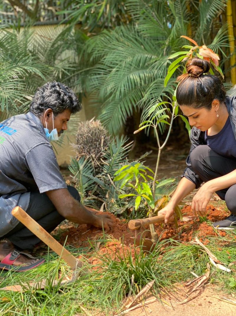 <p>ஹிப் ஹாப் தமிழா ஆதியின் "மீசையை முறுக்கு" படத்தின் மூலம் தமிழ் ரசிகர்களுக்கு அறிமுகமானவர் ஆத்மிகா. அதன் பின்னர் கார்த்திக் நரேன் இயக்கத்தில் "நரகாசுரன்" படத்தில் நடித்தார். சில காரணங்களால் அந்த படம் இன்னும் ரிலீஸ் ஆகவில்லை. முதல் படத்தில் ரசிகர்களின் மனதை கொள்ளை கொண்ட ஆத்மிகாவிற்கு, அடுத்தடுத்து பட வாய்ப்புகள் கிடைக்கவில்லை.</p>