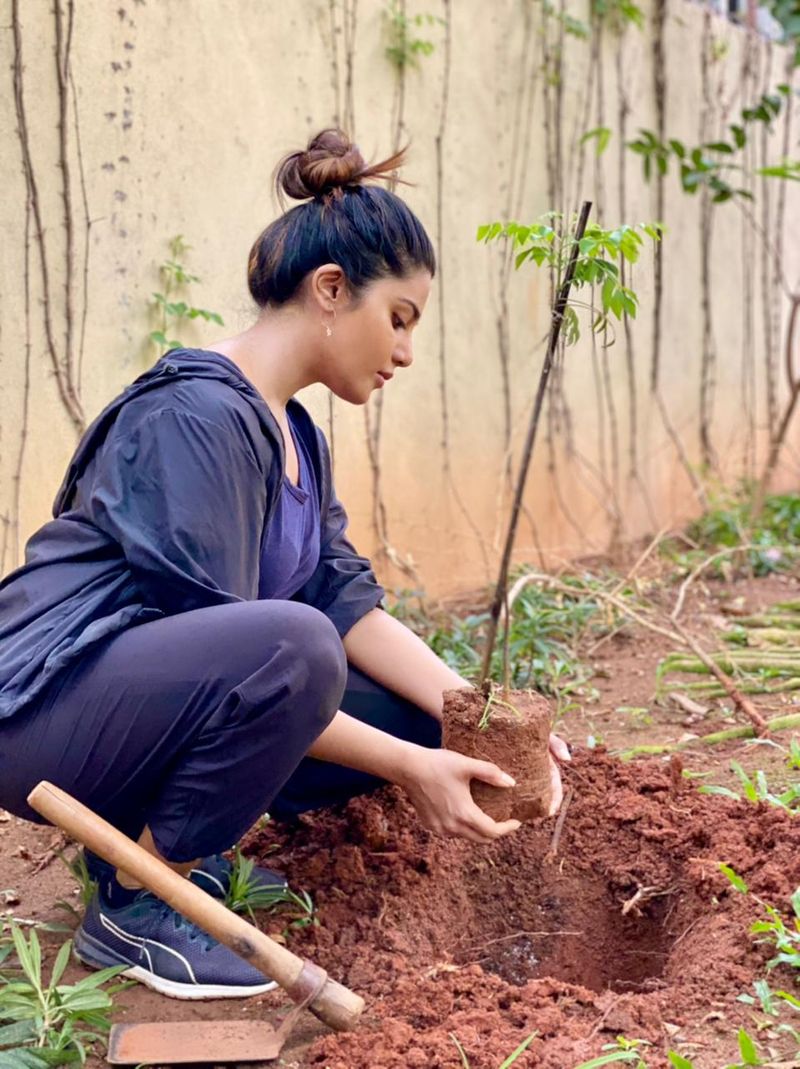 <p>இதனால் எல்லா நடிகைகளையும் போல ஆத்மிகாவும் ஹாட் போட்டோ ஷூட்களை நடத்தி, அவ்வப்போது தனது கவர்ச்சி புகைப்படங்களை வெளியிட்டு வருகிறார். படுகவர்ச்சி புகைப்படங்களை பகிர்ந்து வருவதால் இளைஞர்களின் பார்வை மட்டுமல்ல, தயாரிப்பாளர்களின் பார்வையும் பட்டுள்ளது. </p>