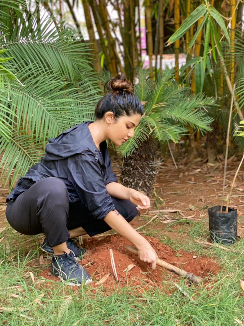 <p>தற்போது இவர், மறந்த நடிகர் விவேக் அவர்களின் நினைவாக இன்று எனது வீட்டில் சில மரக்கன்றுகளை நட்டு தன்னுடைய இதய பூர்வமான அஞ்சலியை செலுத்தியுள்ளார். </p>
