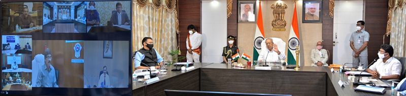 పౌర సమాజం, ప్రముఖ వ్యక్తులు, మత పెద్దలు, ప్రజా ప్రతినిధులతో పాటు, కరోనా జాగ్రత్తల గురించి అవగాహన కల్పించడానికి విశ్వవిద్యాలయాలు, విద్యార్థులు చురుకైన ప్రచారం చేపట్టాలని ప్రధాని సూచించారన్నారు. ఇప్పటికే రెడ్ క్రాస్ ప్రతినిధులతో రాష్ట్ర స్దాయి సమావేశం నిర్వహించి అవసరమైన చర్యలకు అదేశాలు జారీ చేసామని, అయా జిల్లా యంత్రాంగాలతో రెడ్ క్రాస్ యూనిట్లు సమన్వయంతో ముందుకు వెళుతున్నాయని పేర్కొన్నారు. కొవిడ్ 19 వైరస్ మన దైనందిన జీవితాన్ని స్తంభింప చేయటమే కాక, ఆర్థిక వ్యవస్థను తీవ్రంగా ప్రభావితం చేసిందన్నారు. కళాశాలలు, విశ్వవిద్యాలయాలలోని ప్రతి విద్యార్థి రెడ్క్రాస్ మొబైల్ యాప్ ఉపయోగించి తగిన ప్రచారాన్ని చేపట్టాలన్నారు. విద్యార్ధులు ప్రతిరోజూ కనీసం ఐదు ఇళ్లను సందర్శించి రెడ్ క్రాస్ యాప్ ద్వారా సామాజిక నిఘా వైపు దృష్టి సారించాలని సూచించారు.