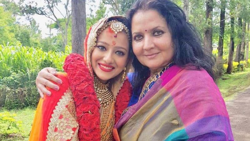 <p>मदालसा ने भी अपनी मां की तरह एक्ट्रेस बनने का करियर चुना है। मदालसा ने 2009 में तेलुगु फिल्म 'फिटिंग' से एक्टिंग डेब्यू किया था। इसके अलावा उन्होंने कन्नड़ फिल्म 'शौर्य' में भी काम किया है। </p>