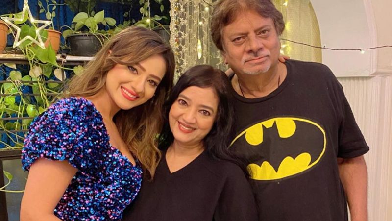 <p>बता दें कि मदालसा को बचपन से एक्टिंग का माहौल मिला है। यही वजह है कि एक्टिंग के अलावा उन्होंने किसी और फील्ड के बारें में नहीं सोचा। वैसे, कम ही लोग जानते होंगे कि मदालसा मशहूर एक्ट्रेस शीला शर्मा और निर्माता-निर्देशक सुभाष शर्मा की बेटी हैं। शीला ने 90 के दशक की महाभारत में देवकी का रोल निभाया था।</p>