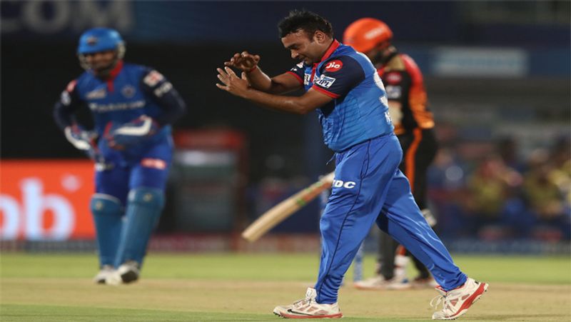 <p><strong>IPL में मिश्रा जी की धांसू परफॉर्मेंस</strong><br />
मंगलवार को दिल्ली कैपिटल्स और मुंबई इंडियंस के बीच खेले गए मैच में अमित मिश्रा ने अपनी टीम के लिए सही वक्त पर 4 विकेट चटकाएं। उन्होंने कप्तान रोहित शर्मा, ईशान किशन, हार्दिक पंड्या और कीरोन पोलार्ड को चलता किया। अपने स्पेल में उन्होंने 4 ओवर में 24 रन देकर 4 विकेट लिए।</p>
