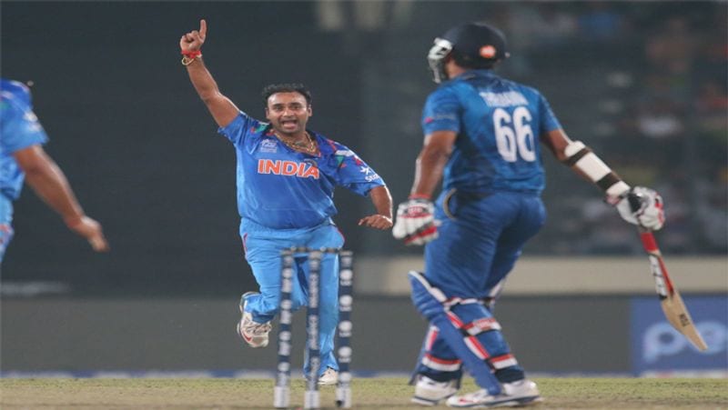 <p><strong>मलिंगा का रिकॉर्ड तोड़ने के करीब अमित मिश्रा</strong><br />
आईपीएल के इतिहास में अबतक सबसे ज्यादा विकेट लेना की रिकॉर्ड मुंबई इंडियंस और श्रीलंकाई बॉलर लसिथ मलिंग के नाम हैं। उन्होंने 122 मैचों में 170 विकेट लिए थे। 2019 के बाद उन्होंने आईपीएल से भी संन्यास ले लिया है। दिल्ली के धुआंधार बॉलर अमित मिश्रा मलिंगा के रिकॉर्ड को तोड़ने से सिर्फ 7 विकेट दूर है। उन्होंने अबतक आईपीएल में 152 मैचों में 164 विकेट अपने नाम किए हैं।</p>