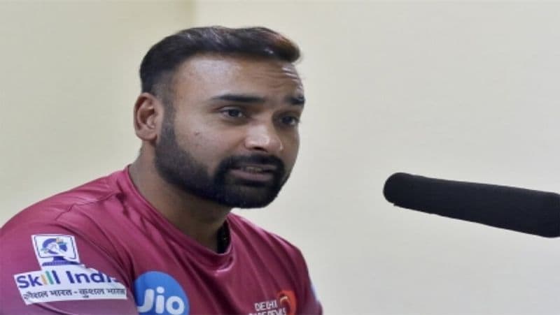 <p><strong>कप्तान कोहली ने भी नहीं दिलाई टीम में जगह</strong><br />
एक इंटव्यू के दौरान मिश्रा जी ने बताया था कि, टीम में एंट्री के लिए उन्होंने विराट कोहली से भी बात की और कहा कि 'मुझे बताए कि आखिर क्या हो रहा है। कोहली ने भी कहा था कि वो बात करेंगे, लेकिन इसके बाद आजतक मुझे कोई कॉल नहीं आया।'</p>
<p>(File Photo)</p>