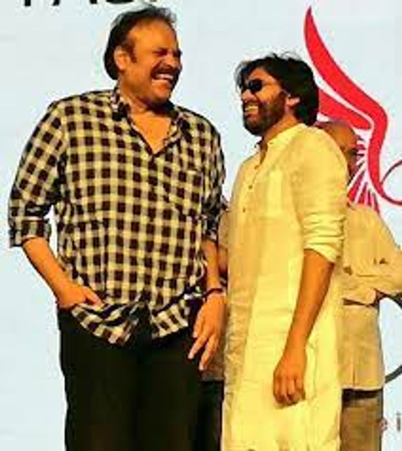 చెప్పాను కదా.. ట్యాగ్ చేస్తే ర్యాగ్ చేస్తాను అని.. ఆపేస్తే ఆపేస్తాను అని. నీ గోదీ మీడియా అయినా సరే.. సేమ్ రూల్స్ మచ్చా.. అంతా మన కుక్కల చేతిలో ఉంది. ఇప్పుడు మనం గేమ్లో లెవల్ 2. షేర్ చేయడం మర్చిపోవద్దు.. అవసరం బట్టి ఇంకా మనం యూట్యూబ్లో వీడియోలు కూడా చేసుకోవాలి’ అంటూ... బాబు గోగి నేని ఈస్థాయిలో విమర్శలు దాడి చేయగా, నాగబాబు స్పందన ఎలా ఉంటుందో చూడాలి.