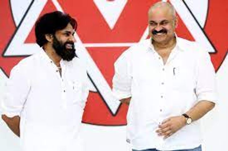 ఇక మెగా ఫ్యామిలీని ఎవరు ఎమన్నా కౌంటర్ ఇవ్వడానికి సిద్ధంగా ఉండే నాగబాబు రంగంలోకి దిగాడు. పరోక్షంగా బాబు గోగినేని వీధికుక్క అంటూ కౌంటర్ విసిరారు. నాగబాబు కౌంటర్ కి బాబు గోగినేని ప్రతి కౌంటర్ ఇచ్చారు.