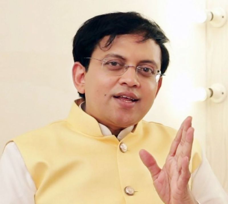 సోషల్ మీడియా వేదికగా నాగబాబు, పవన్ కళ్యాణ్, ఆయన ఫ్యాన్స్ పై తీవ్ర వ్యాఖ్యలు చేశాడు బాబు గోగినేని. ఏంటి నాగబాబూ.. నీ ఉచుకో బ్యాచ్కు గమ్మునూకోమని చెప్పేశావా?? నీ పెంపుడు కుక్కల్లో ఒక్కడు తప్ప ఎవరూ ట్యాగ్ చేయలా. మహేష్ కత్తితో లాగా నాతో అడుకుందాం అనుకున్నారు కదా నువ్వూ.. నీ సన్నాసులూ? మీ తెలివి తగలడా.. మీకు తెలియదుగా.. నేను చేతితో కత్తి పట్టుకుని దిగుతాను అని.