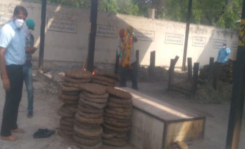 परिजन नहीं होने के बाद अस्पताल प्रबंधन ने शव को मर्चुरी में रख दिया। इसके बाद चीन में पत्नी को सूचना दी गई। कोरोना गाइडलाइन के मताबिक, मृतक की पत्नी और बेटे विदेश से भारत नहीं आ सकते थे। मृतक के दिल्ली में रहने वाले दोस्त ने इंदौर के कुछ सामाजिक संस्थाओं से अंतिम संस्कार के लिए संपर्क किया। जिसके बाद वालेंटियर यश पाराशर ने मामले की जानकारी अपर कलेक्टर राजेश राठौर और एएसपी प्रशांत चौबे को पूर बात बताई। 
