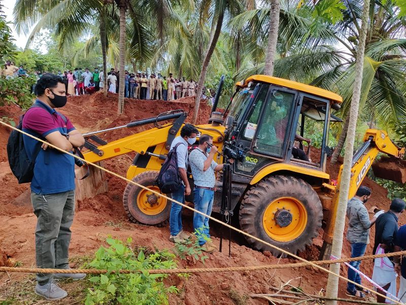 പരിസര പ്രദേശങ്ങളിലെ സിസിടിവി ദൃശ്യങ്ങളും ഫോൺ വിവരങ്ങളും പരിശോധിച്ചു. സംഭവ ദിവസം രാവിലെ വീട്ടിൽ നിന്നും ജോലി സ്ഥലത്തേക്കിറങ്ങിയ സുബീറയുടെ ദൃശ്യങ്ങൾ തൊട്ടപ്പുറത്തെ സിസിടിവിയിൽ പതിഞ്ഞിരുന്നു. എന്നാല്, സംശയാസ്പദമായ രീതിയിൽ ഒന്നും തന്നെ കണ്ടെത്താൻ സാധിച്ചിരുന്നില്ല.