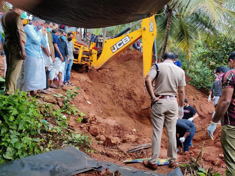 ഇതേ തുടര്ന്ന് തിരൂര് ഡിവൈഎസ്പി പി കെ എ സുരേഷ് ബാബുവിന്റെ നേതൃത്വത്തില് പ്രത്യേക അന്വേഷണ സംഘത്തെ രൂപികരിച്ച് പൊലീസ് അന്വേഷണം ശക്തമാക്കുന്നതിനിടെയാണ് സുബീറയുടെ വീട് സമീപത്ത് നിന്ന് അഴുകിയ നിലയില് കുഴിച്ചിട്ട മൃദേഹം കണ്ടെത്തിയത്.