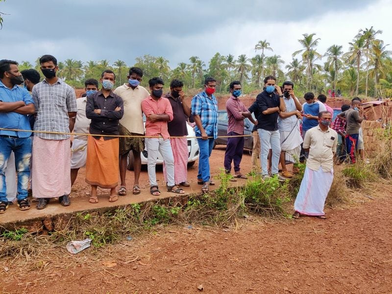 പൊലീസ് മൃതദേഹം കുഴിച്ചിട്ടിരിക്കുമോ എന്ന അന്വേഷണത്തില് മണ്ണ് മാറ്റി പരിശോധിക്കുമ്പോള് അന്വര് പലപ്പോഴും അത് തടസ്സപ്പെടുത്തുകയും പൊലീസിനെ കൊണ്ട് നിര്ബന്ധപൂര്വ്വം മറ്റ് സ്ഥലങ്ങളില് പരിശോധിക്കാന് പ്രയരിപ്പിക്കുകയും ചെയ്തിരുന്നു. ഇതാണ് പൊലീസിന് ഇയാളില് സംശയം തോന്നിച്ചത്.