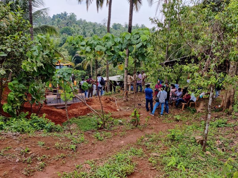 പ്രതിക്കെതിരെ നേരത്തെ മറ്റ് കേസുകളില്ലെങ്കിലും ഇയാള് ക്രിമിനല് സ്വഭാവമുള്ളയാളാണെന്നും പൊലീസ് പറഞ്ഞു. ജോലി സ്ഥലത്തേക്ക് പോവുകയായിരുന്ന സുബീറയെ റോഡില് നിന്നും ബലമായി പിടിച്ച് കൊണ്ടുപോയി സമീപത്തെ കുറ്റിക്കാട്ടില് വച്ച് ശ്വാസം മുട്ടിച്ച് കൊല്ലുകയായിരുന്നുവെന്ന് പ്രതി പൊലീസിനോട് സമ്മതിച്ചു.