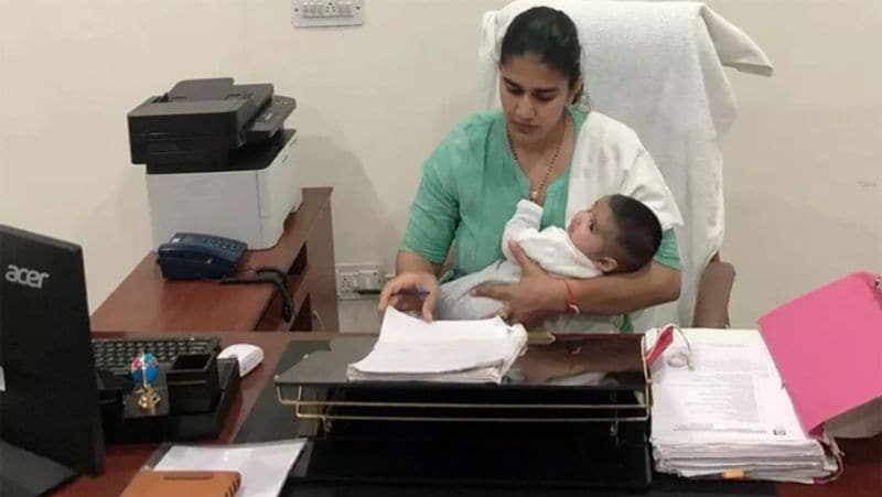 हाल ही में बबीता फोगाट ने लंबे ब्रेक के बाद अपने राजनैतिक करियर में वापसी की है। काम पर लौटने के बाद बबीता ने एक तस्वीर शेयर की थी। इस तस्वीर में उनका बच्चा भी साथ में नजर आ रहा है। बबीता अपने बेटे को गोद में लेकर काम कर रही हैं।