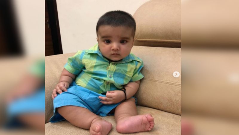 भारत की फीमेल रेसलर बबीता फोगाट ने मंगलवार को अपने बेटे युवराज की तस्वीर अपने सोशल मीडिया पेज पर शेयर की है, जिसमें उनका बेटा बैठा हुआ नजर आ रहा हैं।
