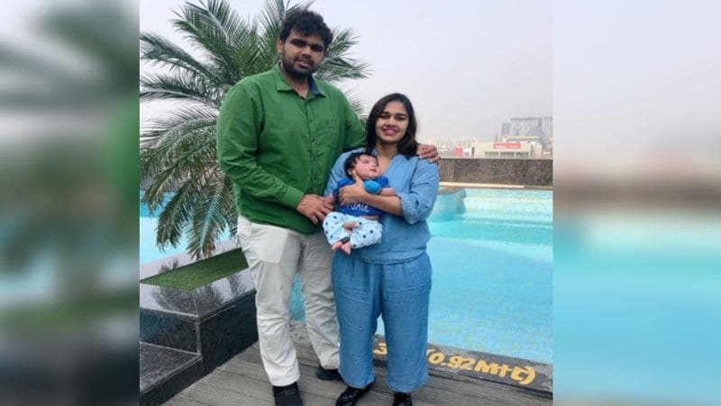 सुहाग फैमिली की ये फोटो बेहद प्यारी है। जिसमें विवेक अपनी बीवी के कंधे पर हाथ रखे हैं और बबीता अपने बेटे को गोद में ली हुई है।
