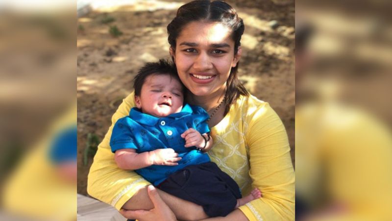 बबीता और विवेक ने अपनी शादी में सात की बजाय आठ फेरे लेकर हर किसी को हैरान कर दिया था। कपल ने आठवां फेरा 'बेटी बचाओ, बेटी पढाओ' को समर्पित किया था। जिस वजह से तमाम लोगों ने बबीता और विवेक की तारीफे की थी।
