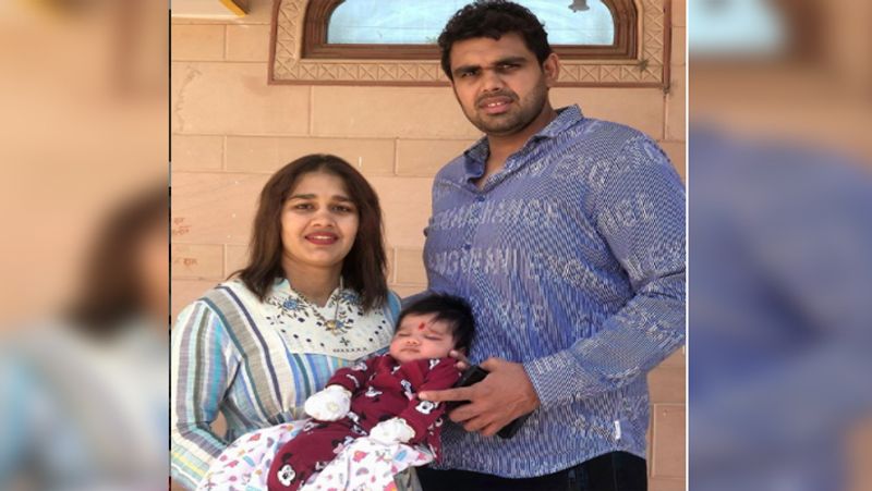 बबीता के साथ ही विवेक सुहाग भी अपने बेटे की तस्वीरें शेयर करते रहते हैं। जिसे फैंस काफी पसंद करते हैं।