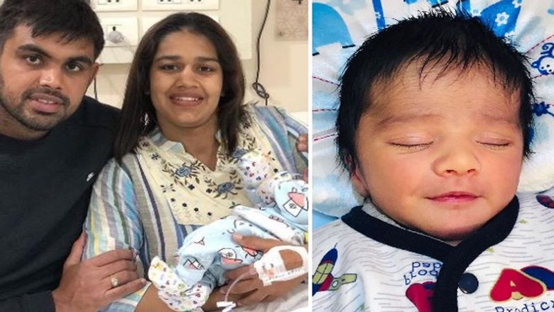 बता दें कि, 11 दिसंबर 2020 को बबीता फोगाट ने अपने पहले बच्चे को जन्म दिया था। जिसका नाम उन्होंने युवराज रखा है। मां बनने के बाद उन्होंने सोशल मीडिया पर बेटे की तस्वीर शेयर कर सभी को जानकारी दी थी।