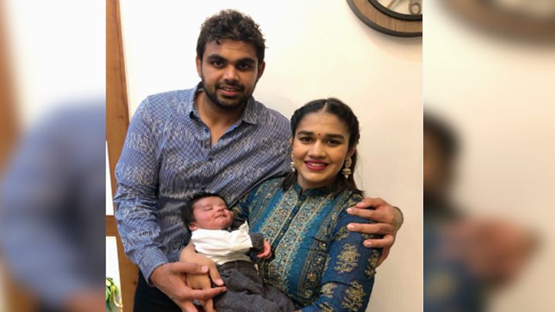 बबीता फोगाट ने विवेक सुहाग के साथ 1 दिसंबर 2019 को अपने गांव बलाली में शादी की थी। दोनों की शादी में महज 21 बाराती शामिल हुए थे, जिस वजह से इनकी शादी की चर्चा पूरे देश में हुई थी।