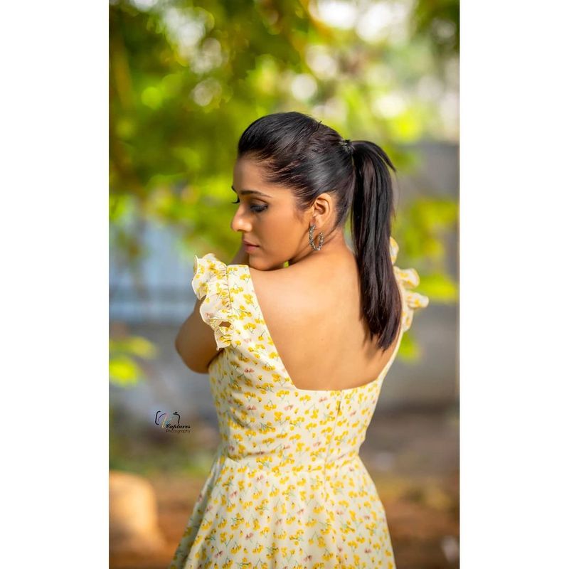 ఏ రోజుకైనా స్టార్ హీరోయిన్ హోదా అందుకోవాలని గట్టి సంకల్పతంతో ఉన్నారు. అందుకే అందివచ్చిన ఏ అవకాశాన్ని వదులుకోకుండా, నటిస్తూ ముందుకు వెళుతుంది.