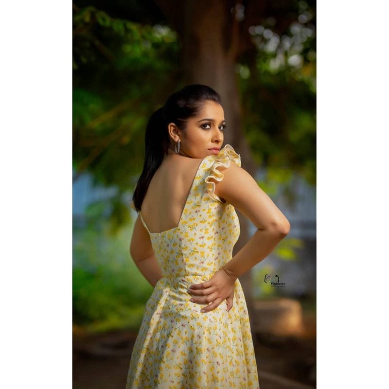 కాలం కలిసి రాలేదు కానీ స్టార్ హీరోయిన్ గా వెండితెరను ఏలాల్సింది. సాలిడ్ అందాలు, చెమటలు పెట్టించే సోకులు ఉన్నా, లక్ అనేది చిక్కక దిగువ స్థాయి హీరోయిన్ గానే ఉండిపోయింది. సక్సెస్ తోనే ఒకరి ఫేమ్ నిర్ణయించే పరిశ్రమలో సరైన హిట్ తగలక రష్మీ రేసులో వెనుకబడిపోయింది.